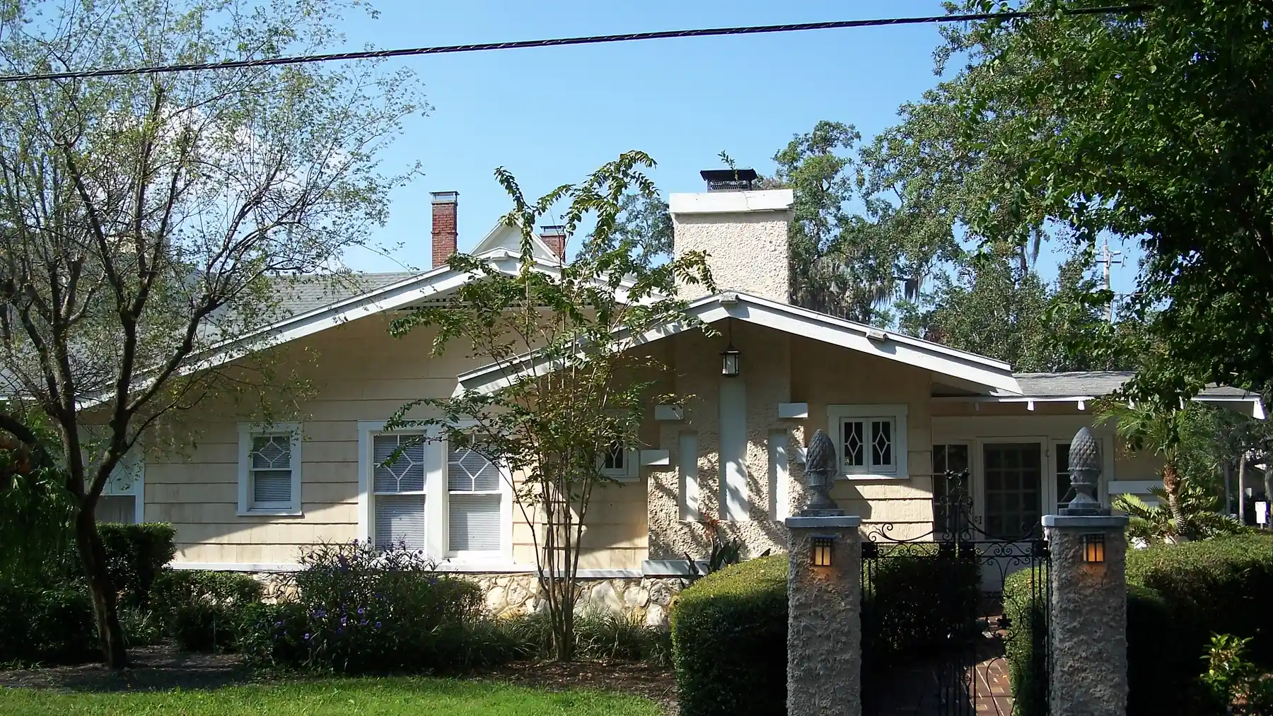 A historic bungalow under oak canopy in Bradenton.